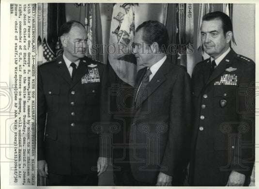 1974 Wire Photo President Nixon meets with top Military man at White House - Historic Images