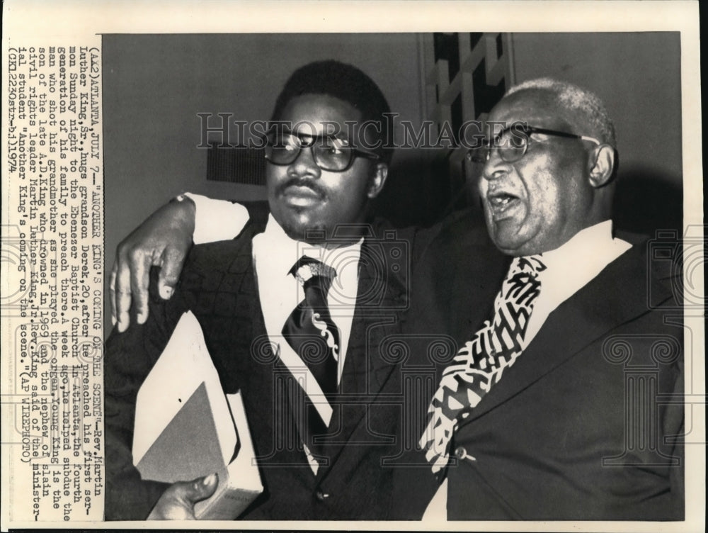 1974 Press Photo Rev. Kings Sr. hugs grandson Derek in Ebenezer Baptist Church - Historic Images