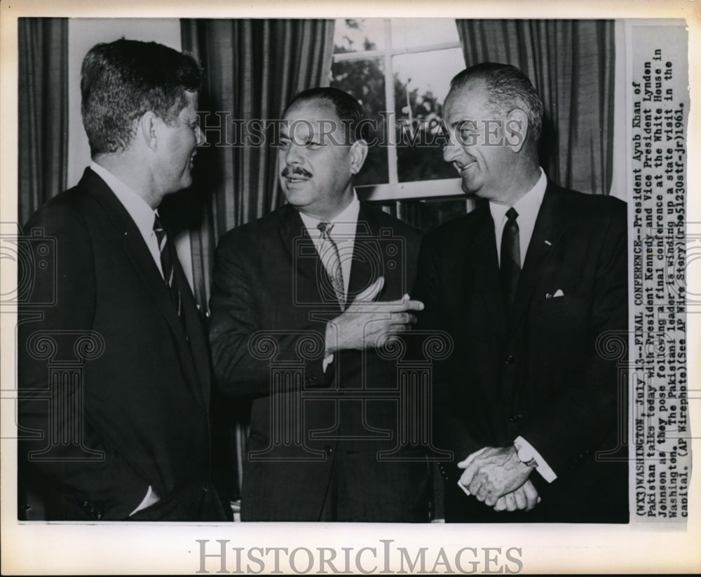 1961 Press Photo Pres. Khan in final conference at White House in Washington-Historic Images