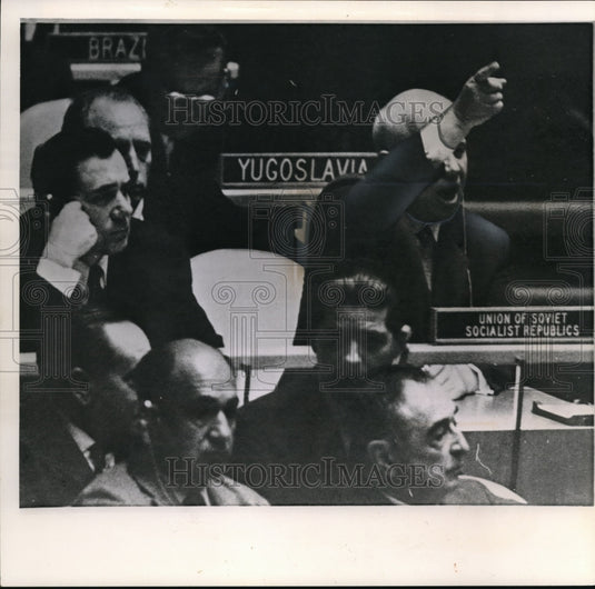 1960 Press Photo Khrushchev shouts at Macmillan during the U.N. General Assembly - Historic Images