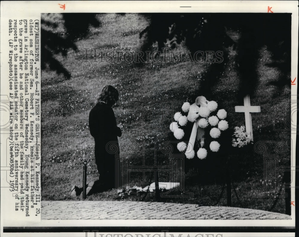 1973 Press Photo Joseph P. Kennedy III at his Father&#39;s grave at Arlington. - Historic Images