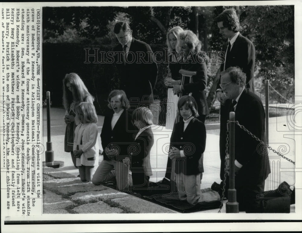 1974 Press Photo Family Member visit the grave of Robert F. Kennedy in Arlington - Historic Images