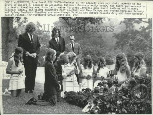 1971 Wire Photo Members of the Kennedy clan pay their respect at Arlington. - Historic Images