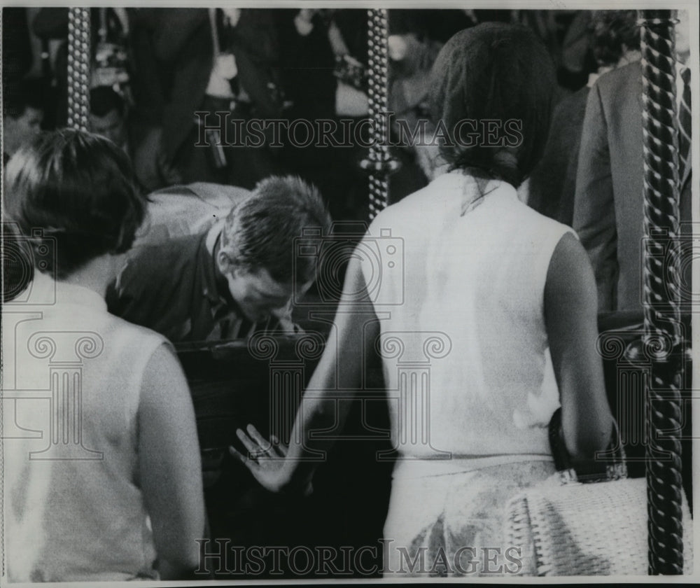 1968 Press Photo Man leans over to kiss the casket of the late Sen. R. Kennedy - Historic Images