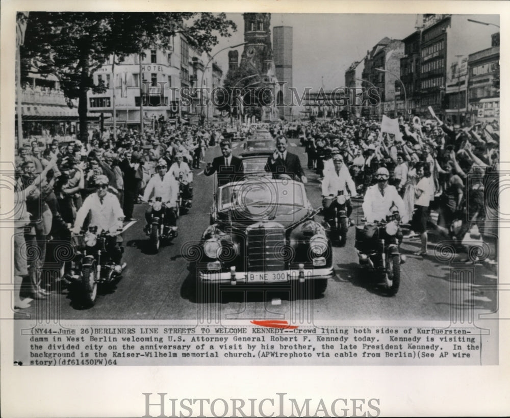 1964 Press Photo U.S.Atty.Gen Robert F. Kennedy welcomed in West Berlin. - Historic Images