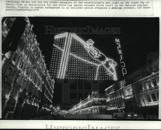 1970 Press Photo Electrician's art light in Mexico City for World Cup soccer - Historic Images