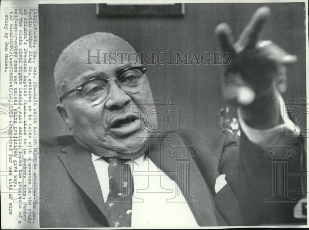 1969 Press Photo Rev Martin Luther King Sr talks with newsmen at Atlanta church - Historic Images