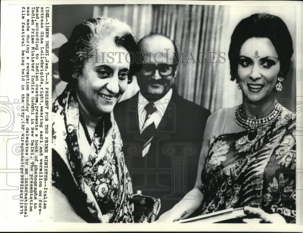 1975 Press Photo Indira Gandhi and the Italian Actress Gina Lollabrigida - Historic Images