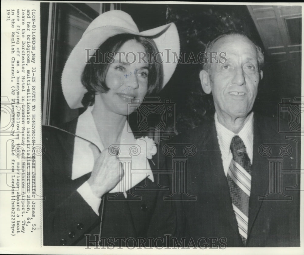 1971 Press Photo Actress Jennifer Jones & her multi millionaire husband N. Simon - Historic Images