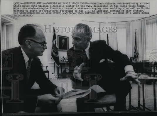 1968 Press Photo Pres. Lyndon Johnson with William Jorden of the U.S. delegation - Historic Images
