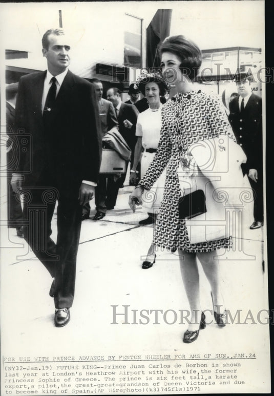 1971 Prince Juan Carlos de Borbon & Princes Sophia in London Airport - Historic Images