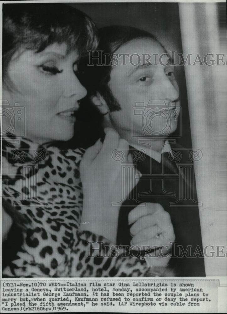 1969 Press Photo Italian film star Gina Lollobrigida with George Kaufmann - Historic Images