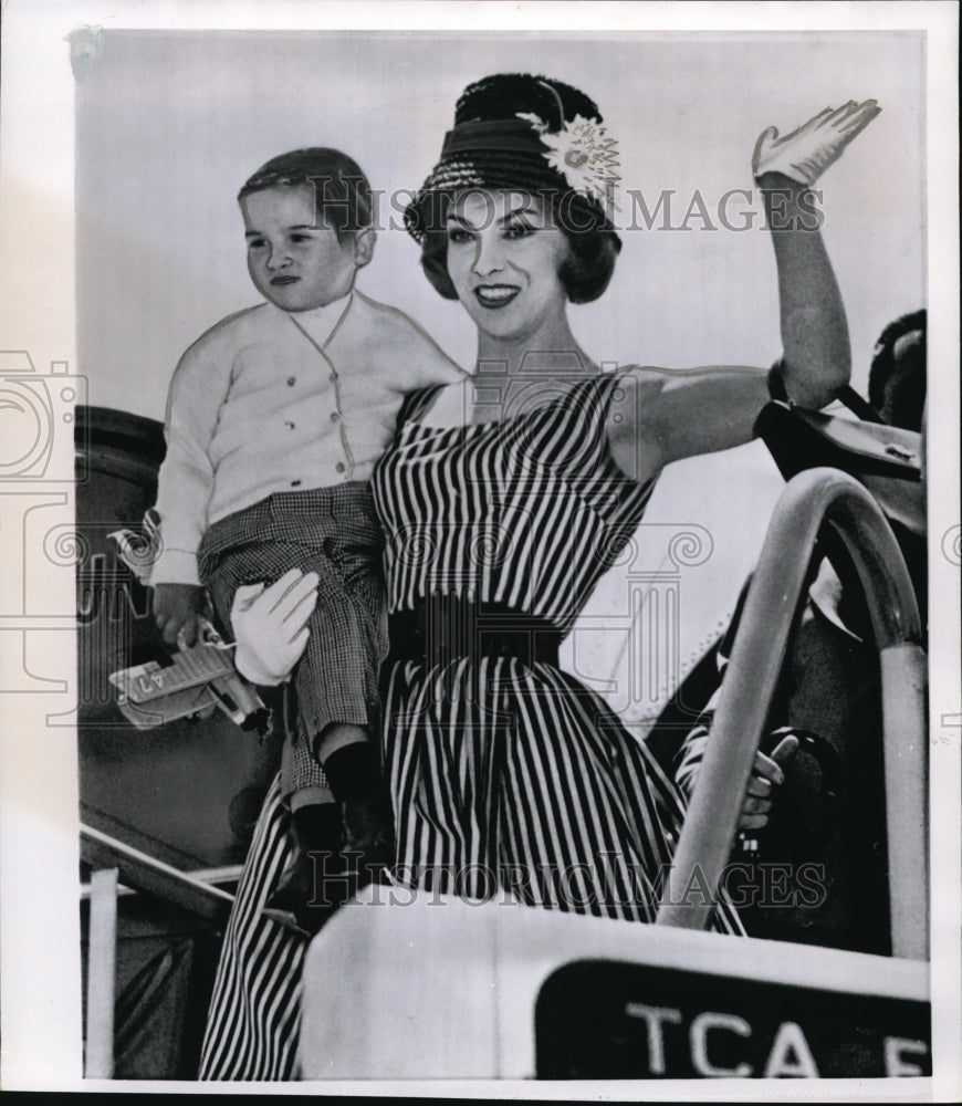 1960 Press Photo Italian Actress Gina Lollobrigida with her son Milko in Toronto - Historic Images