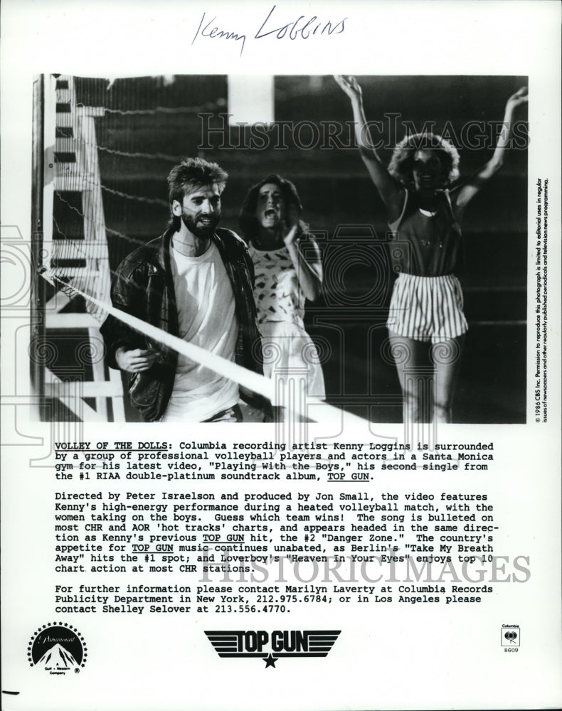 1987 Press Photo Kenny Loggins is surrounded by a group of professional- Historic Images