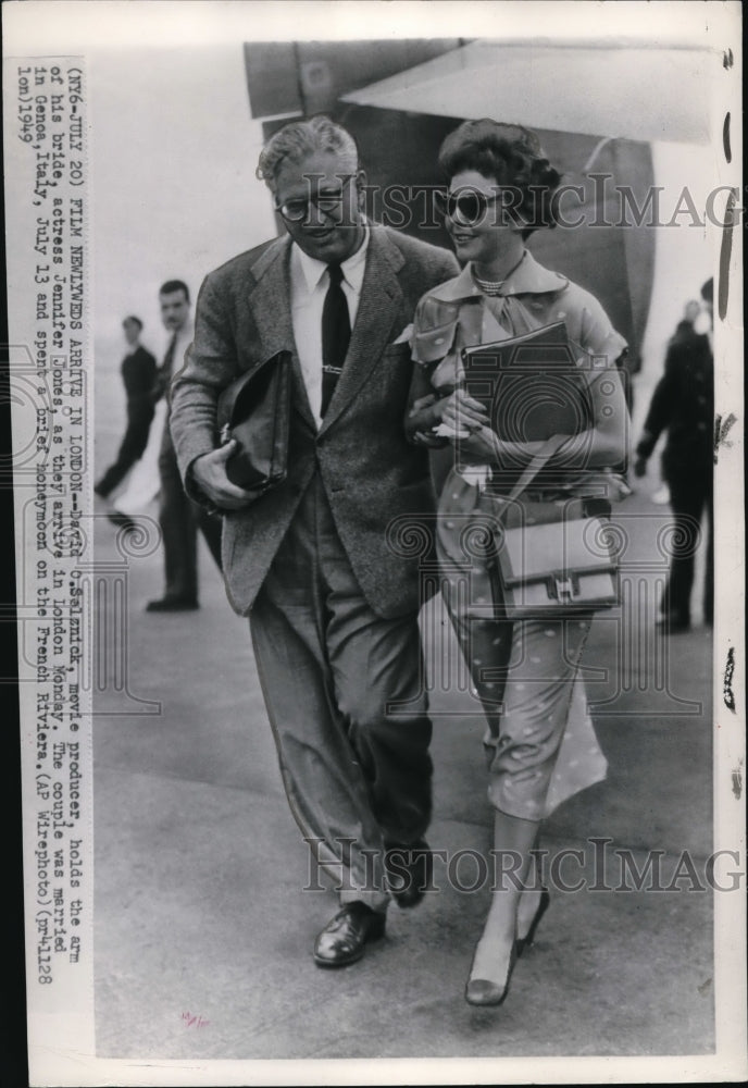 1949 Press Photo David O. Solznick, movie producer holds the arm of his bride - Historic Images