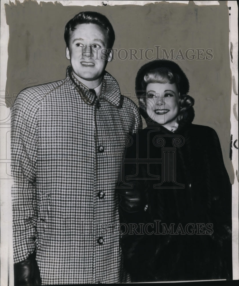 1945 Press Photo Sonja Henie and Van Johnson emerge from the Drake Hotel arm - Historic Images