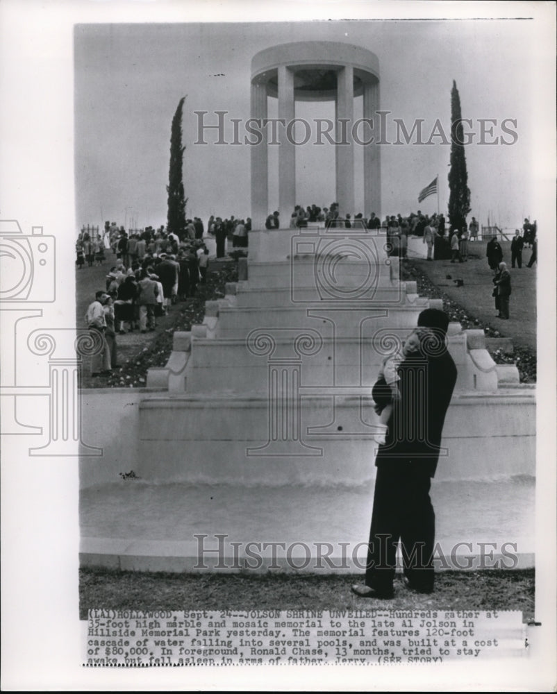 1951 Press Photo Hundreds Gather at High Marble and Mosaic Memorial of Al Jolson - Historic Images