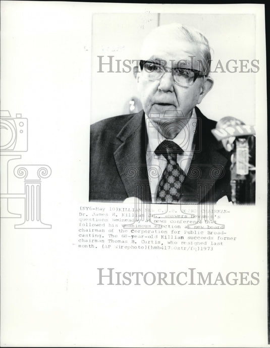 1973 Press Photo Dr. James R. Killian Jr., answers newsmen's question at news - Historic Images
