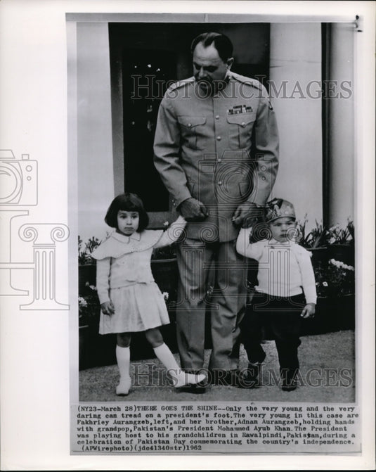 1962 Wire Photo Only the very young and the very daring can tread on a - Historic Images