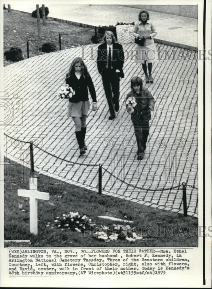 1973 Press Photo Mrs. Ethel Kennedy arrives tonight at the grave of husband - Historic Images