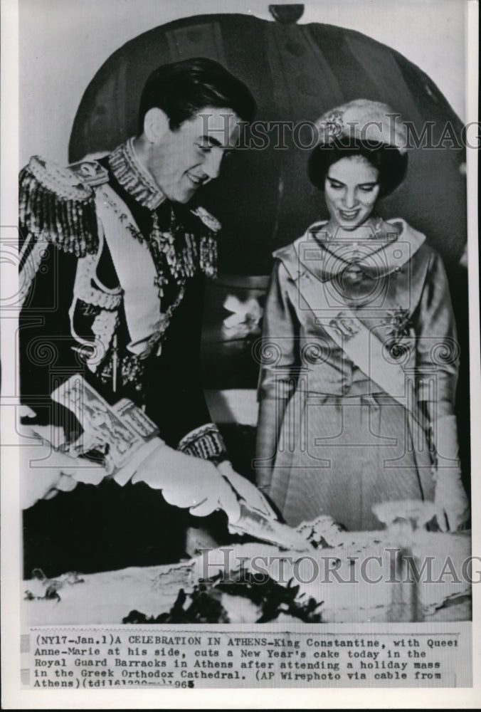 1965 Press Photo King Constantino with Queen Anne-Marie Cuts a New Year&#39;s Cake - Historic Images