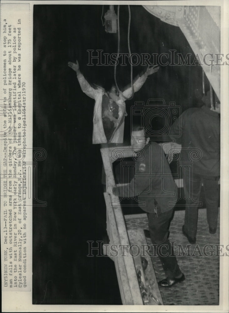 1970 Wire Photo Despite the efforts of policemen to stop him, a man falls - Historic Images