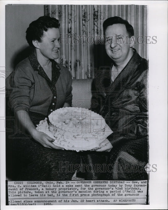 1958 Press Photo Gov & Mrs William O'Neill hold cake from Tony Szymanowski - Historic Images