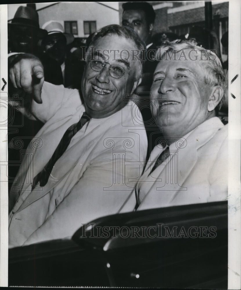 1944 Press Photo Wendell L.Willkie Chatting with Mrs. Roberta Campbell Lawson - Historic Images