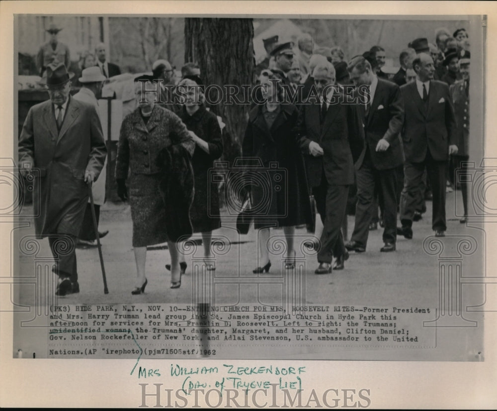 1962 Wire Photo Fmr Pres &amp; Mrs Harry Truman at Mrs Franklin Roosevelt services - Historic Images