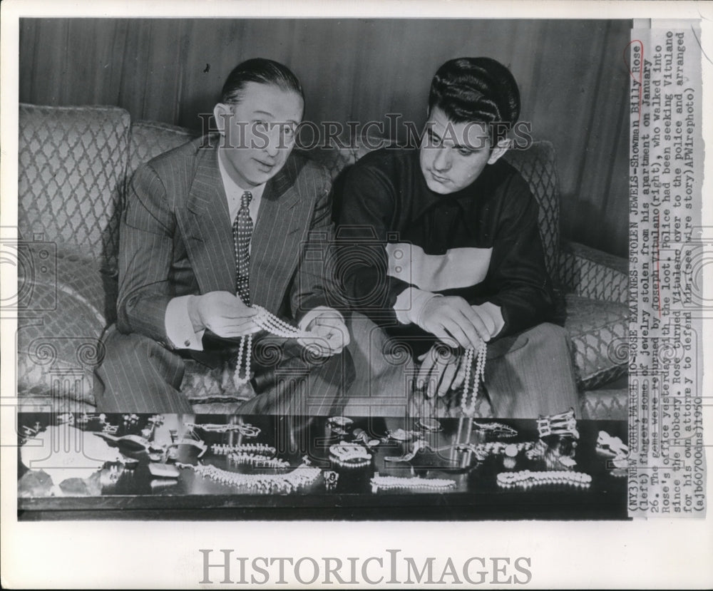 1950 Press Photo Columnist Billy Rose with the returned jewelries and J Vitulano - Historic Images