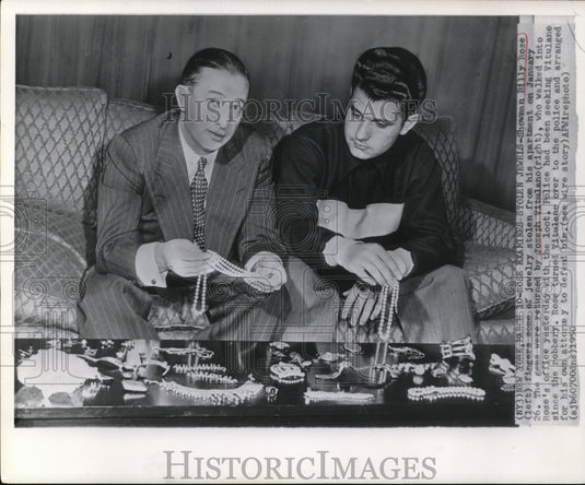 1950 Press Photo Columnist Billy Rose with the returned jewelries and J Vitulano - Historic Images