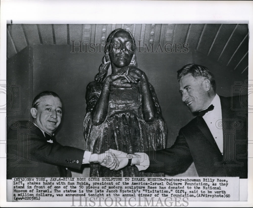 1960 Press Photo Producer Billy Rose with Sam Rubin with the modern sculpture - Historic Images