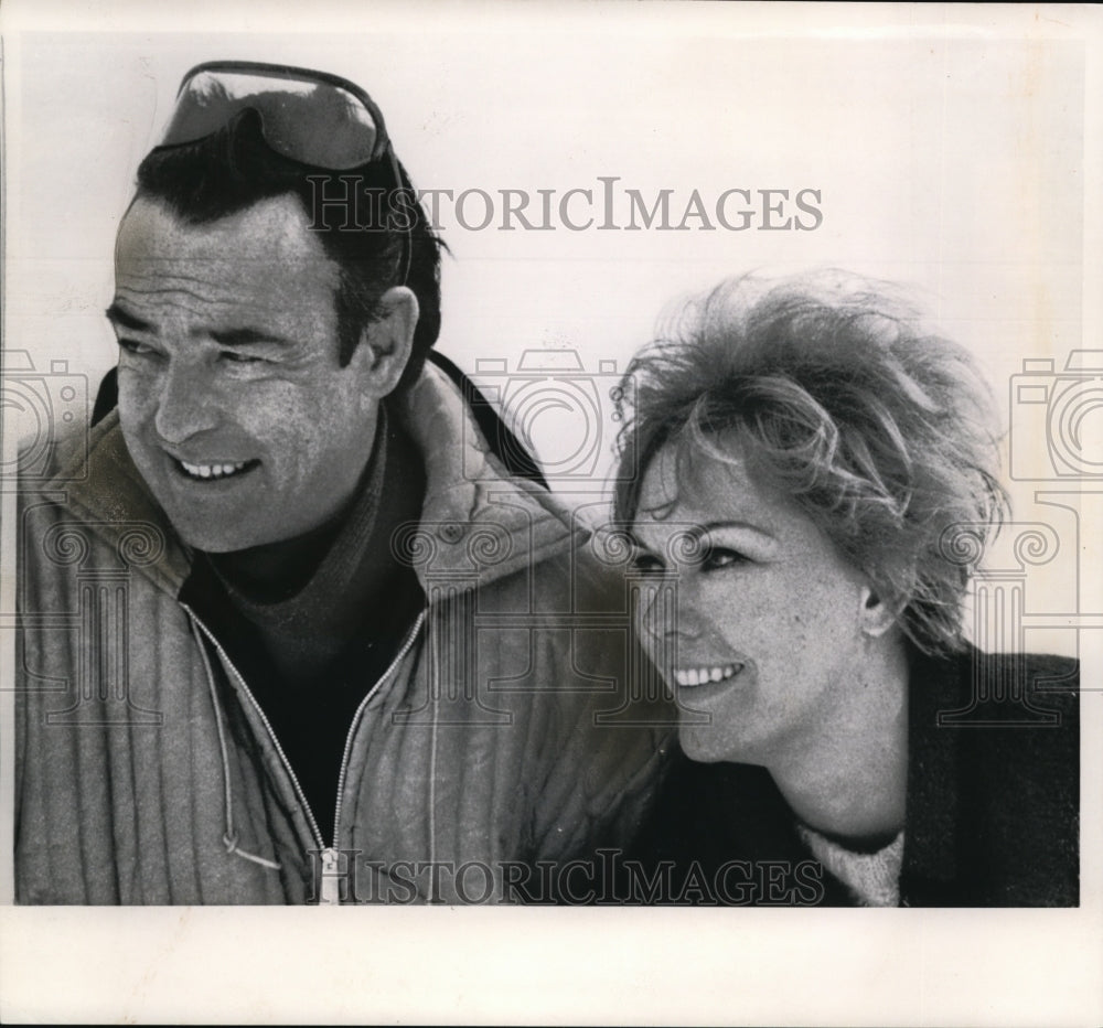 1965 Wire Photo Film star, Kim Novak and British actor Richard Johnson - Historic Images