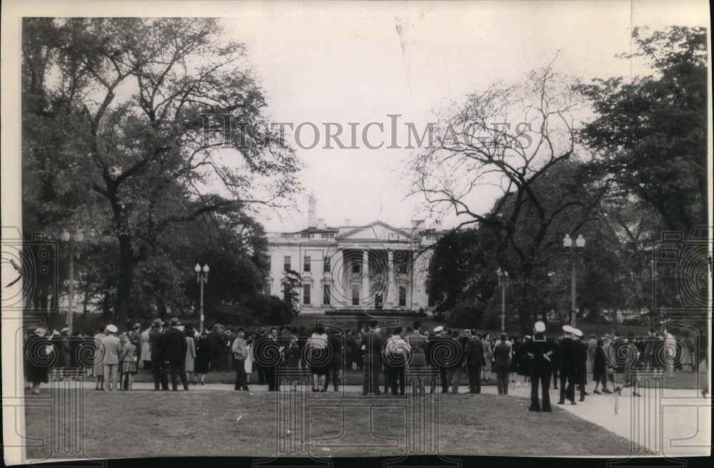 1945 Press Photo A Crowd Keeps Vigil in Front of White House - Historic Images