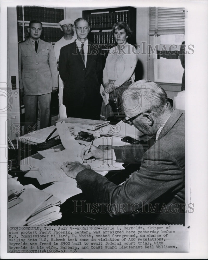 1958 Press Photo Earle Reynolds, skipper of atom protest yacht Phoenix - Historic Images