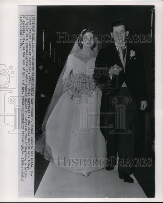 1954 Press Photo Frank Rhodes with his bride Chrysler grand daughter, Gwynee - Historic Images