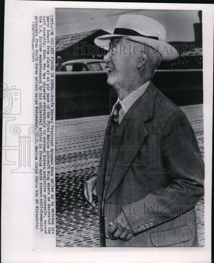 1953 Press Photo Korean Pres Syngman Rhee watches his party debark from plane - Historic Images