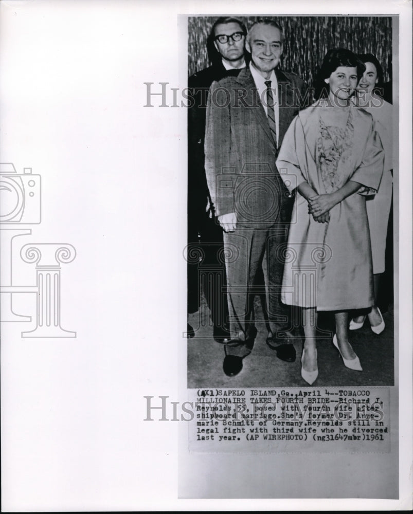 1961 Wire Photo Richard J. Reynolds poses with fourth wife after shipboard-Historic Images