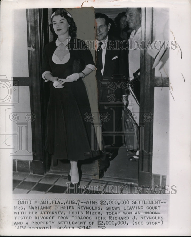 1952 Press Photo Mrs. Marianne O&#39; Brien Reynolds shown leaving court with her - Historic Images