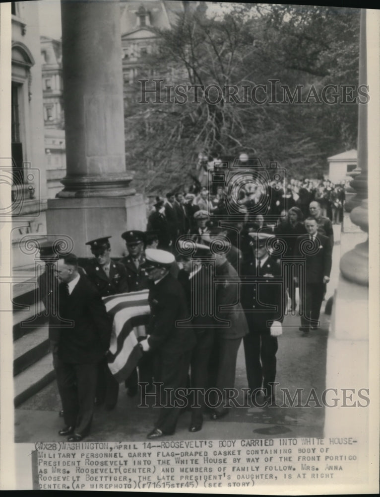 1945 Press Photo Military personnel carry flag--draped casket containing body - Historic Images