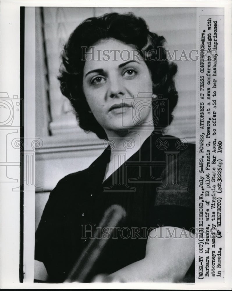 1960 Press Photo Mrs. Powers with attorneys at Press Conference - Historic Images