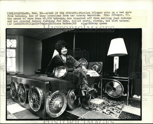 1982 Wire Photo Marilyn Pfleger sits on bed made of hubcaps  - Historic Images