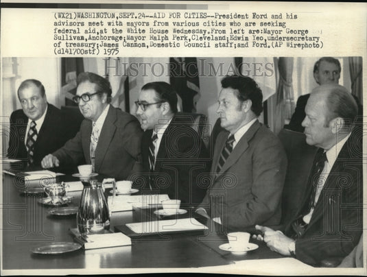 1975 Wire Photo Pres Ford & advisors meet with mayors who seek federal aid - Historic Images