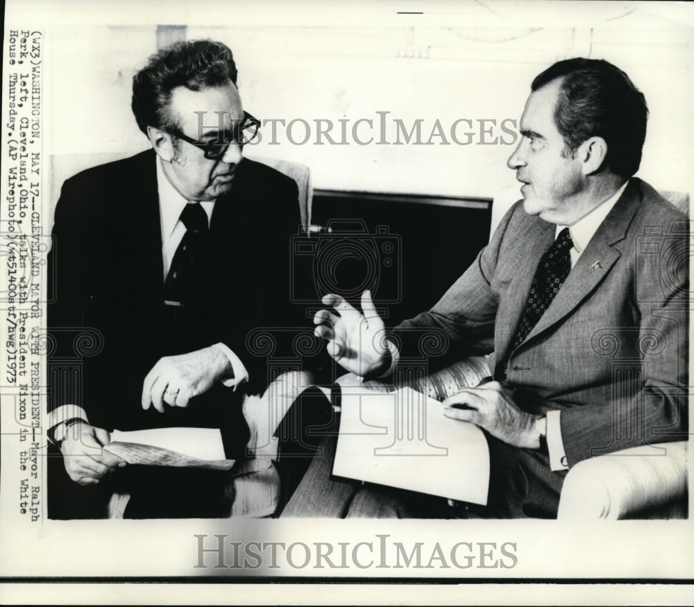 1973 Press Photo Cleveland Mayor Ralph Peck talks with President Nixon - Historic Images