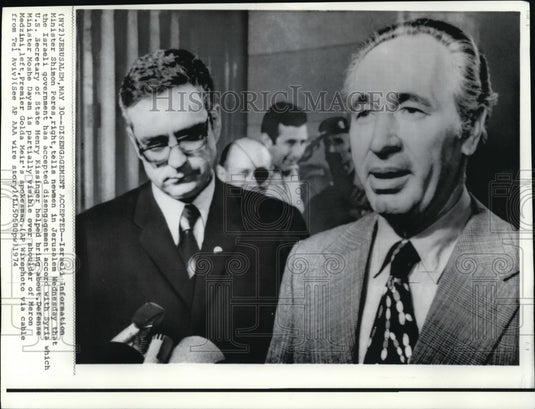 1974 Press Photo Israeli Information Minister Shimon Peres, tells newsmen in- Historic Images