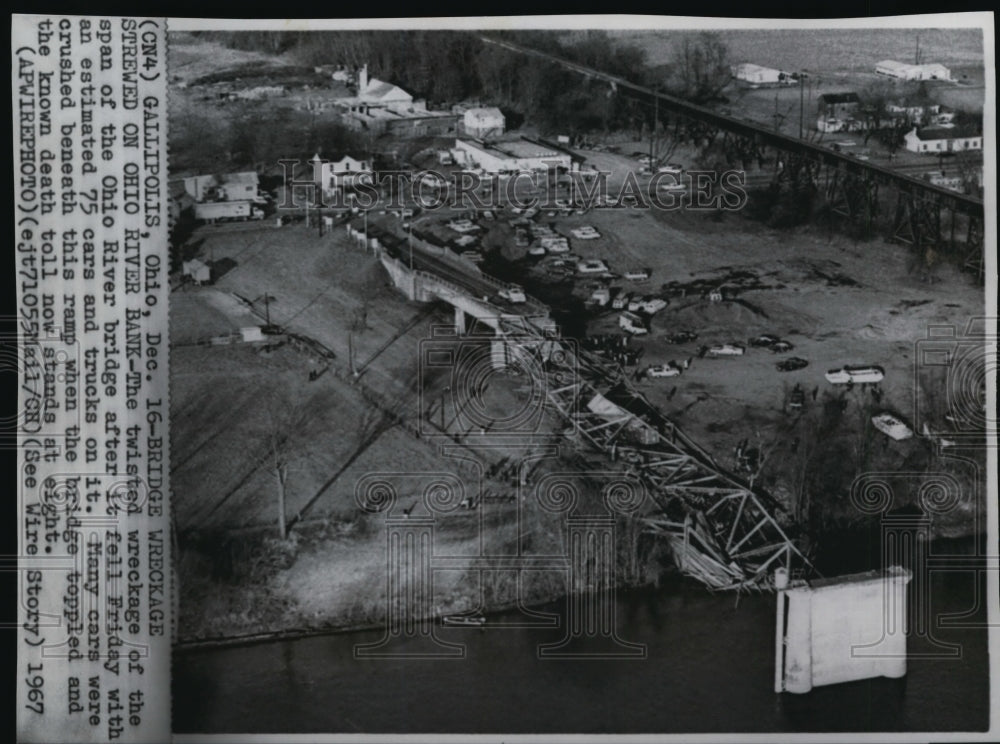 1967 Press Photo Bridge wreckage strewn on Ohio River bank - Historic Images