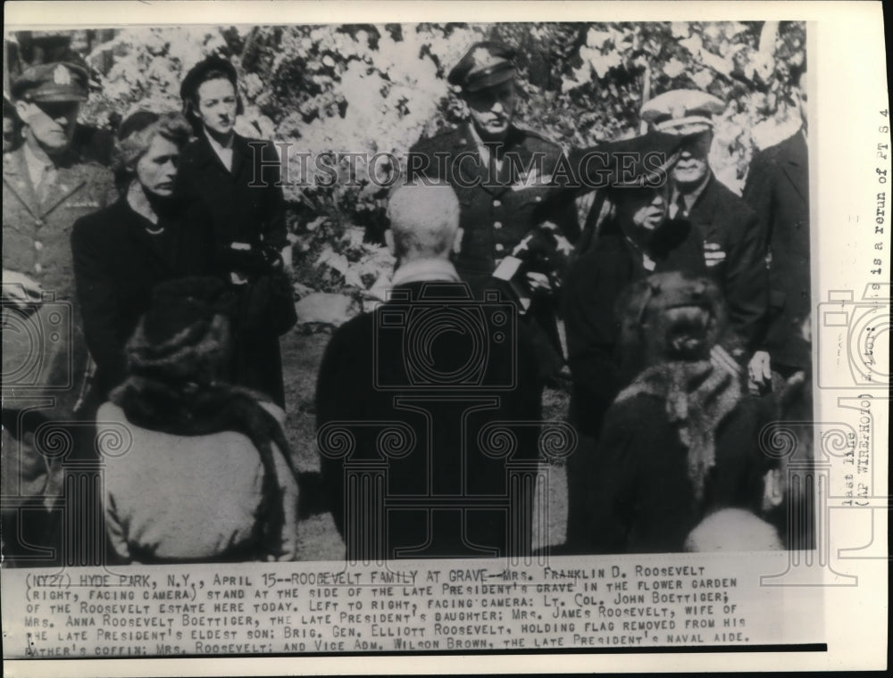 1945 Wire Photo Mrs. Franklin Roosevelt at President grave in Flower Garden.-Historic Images