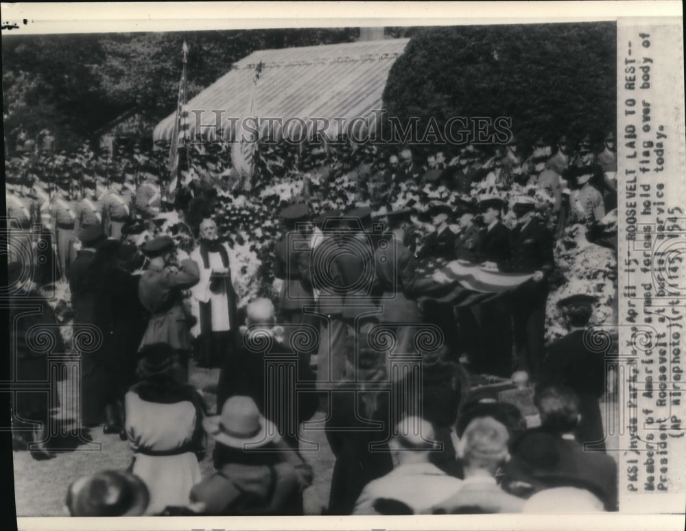 1945 Press Photo Members of American armed forces hold flag over body of - Historic Images