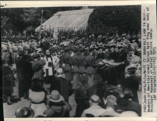 1945 Press Photo Members of American armed forces hold flag over body of - Historic Images
