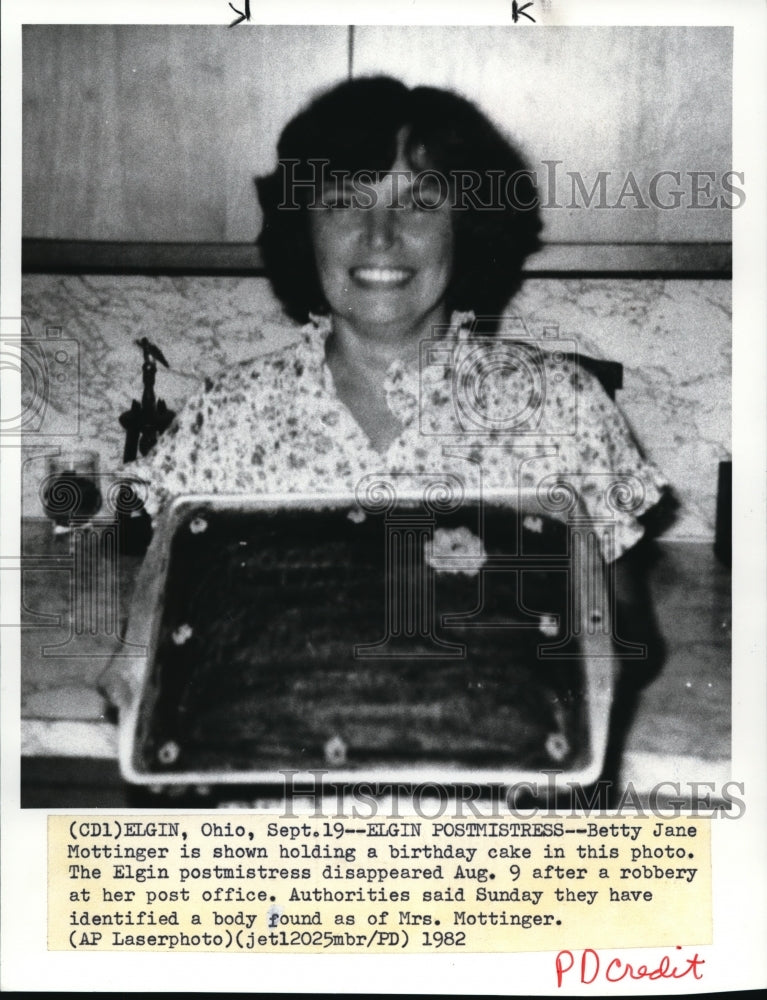 1982 Wire Photo Elgin Postmistress Betty Jane Mottinger holds birthday cake-Historic Images